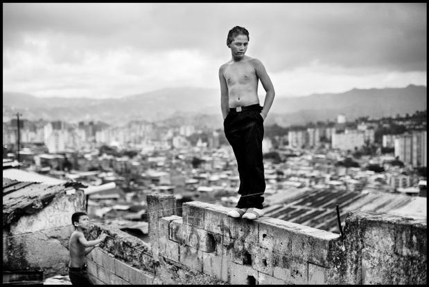 Christopher Anderson. Boys playing in a slum overlooking Caracas. 2007  ©